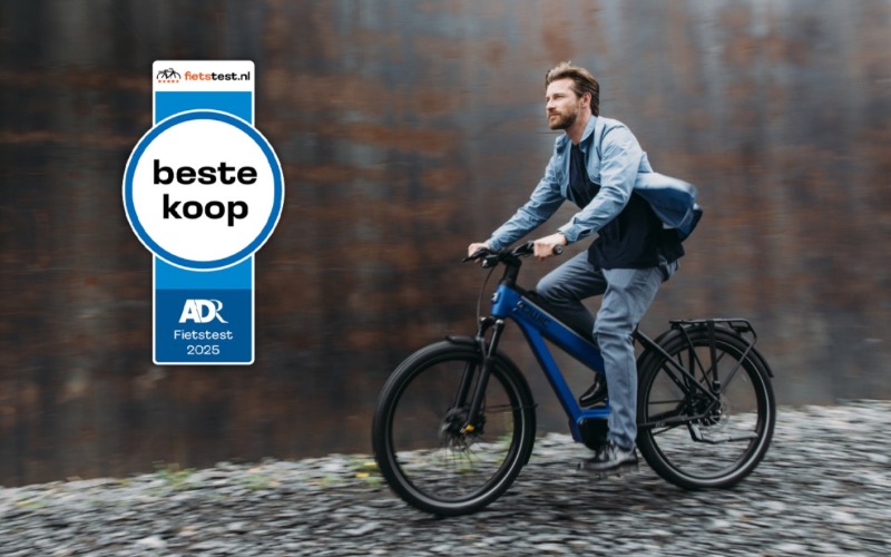 <p>Mei is gemaakt om te fietsen. De dagen zijn langer, het weer is vaak perfect en de natuur staat volop in bloei. En wat is er fijner dan onderweg even afstappen voor een kop koffie?</p>
