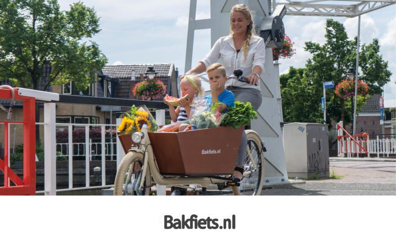 <p>Families met twee of meer kinderen hebben al gauw een probleem als ze op de fiets in de stad boodschappen moeten doen. Zware tassen aan het stuur, een kind v&oacute;&oacute;r en een ander achterop de fiets zorgen voor onveilige situaties. De bakfiets heeft een lage instap en het zwaartepunt ligt laag bij de grond. De Cargobike is zeer wendbaar en gemakkelijk en licht te besturen. De kinderen zitten in een stevige houten bak v&oacute;&oacute;r de bestuurder en zitten vast met driepuntsgordels.</p>
