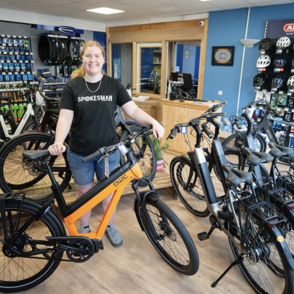 Bryana (18) opent eigen fietswinkel in Hilvarenbeek